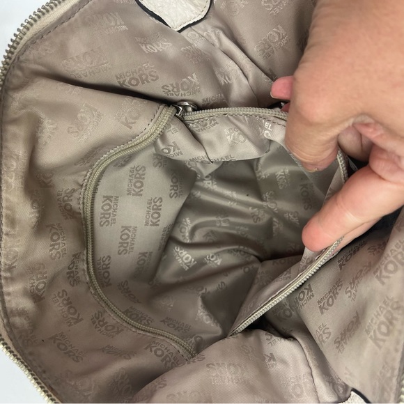 Micheal Kors cream leather shoulder bag w/crossbody strap - Picture 11 of 14